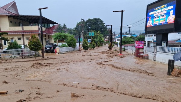 Kawasan Wisata Parapat Dilanda Banjir Bandang yang Mengakibatkan 50 Rumah Rusak